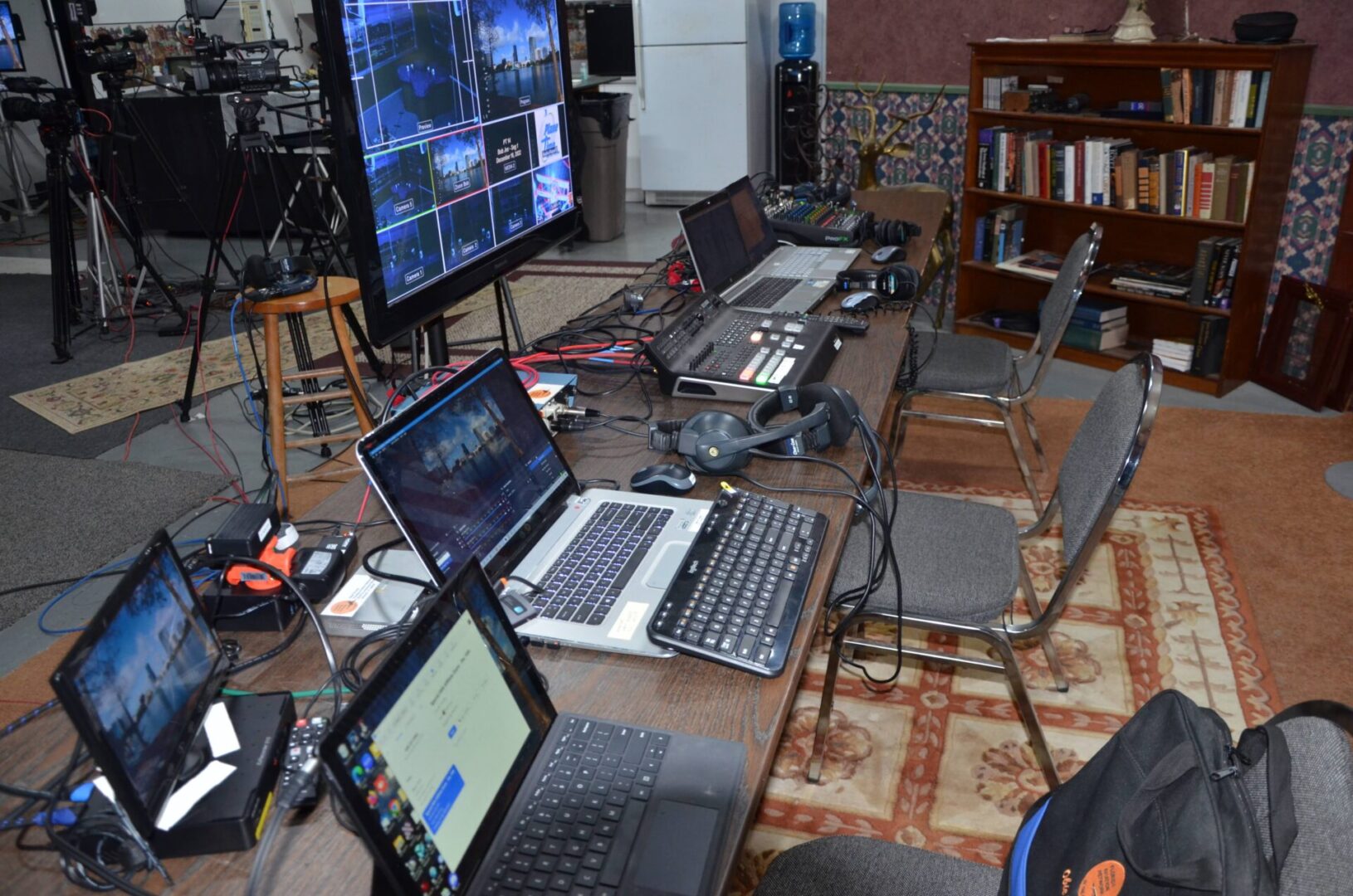 A room with many laptops and computers on the table