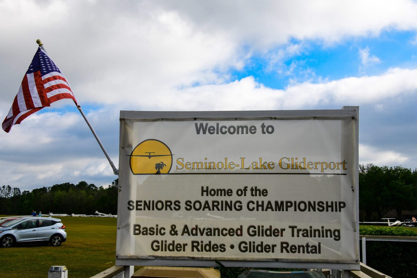A sign that says welcome to seminole lake gliders.